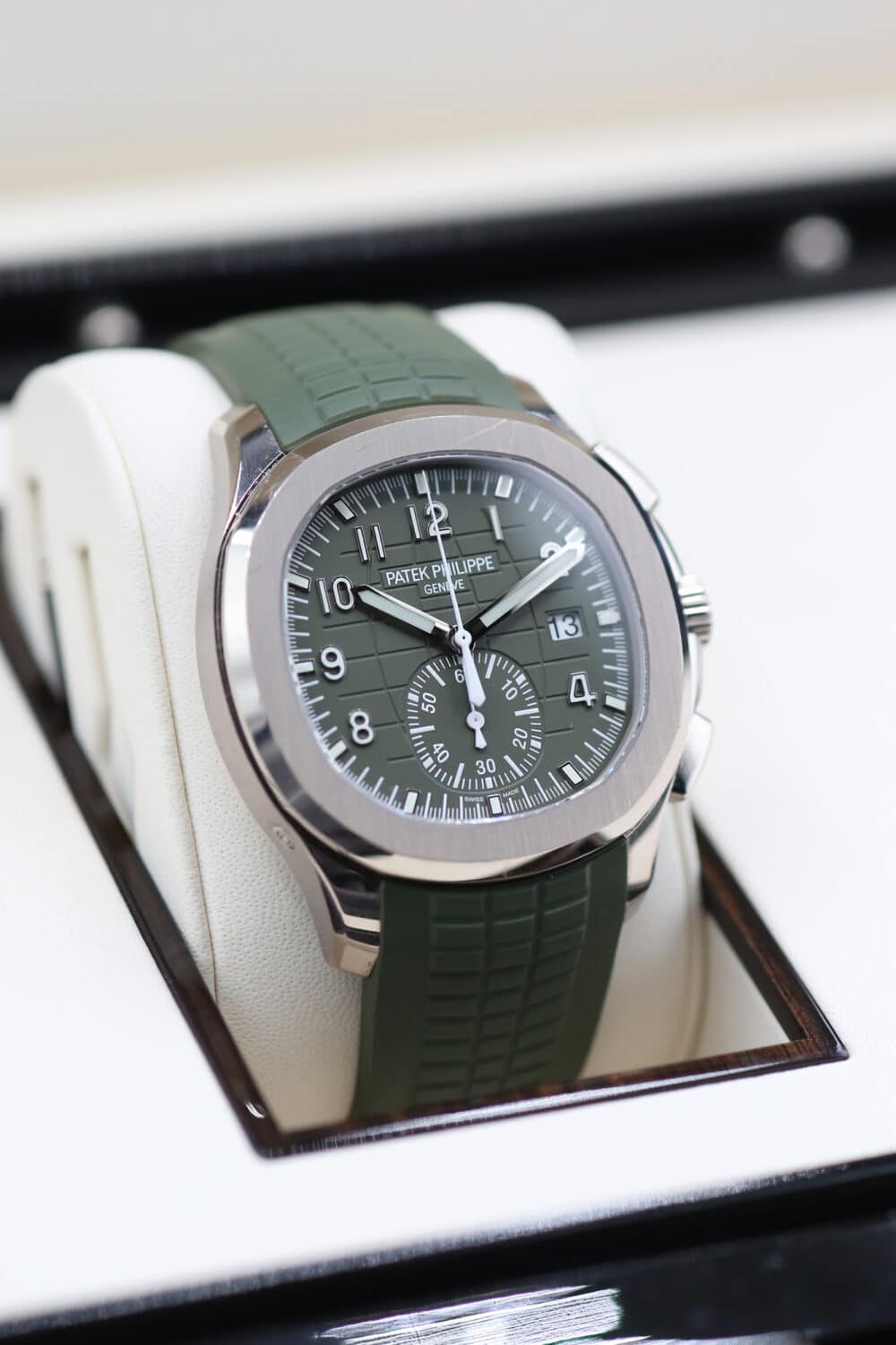 Patek Philippe 5968G Khaki AQUANAUT  42mm 2023 - Image 3