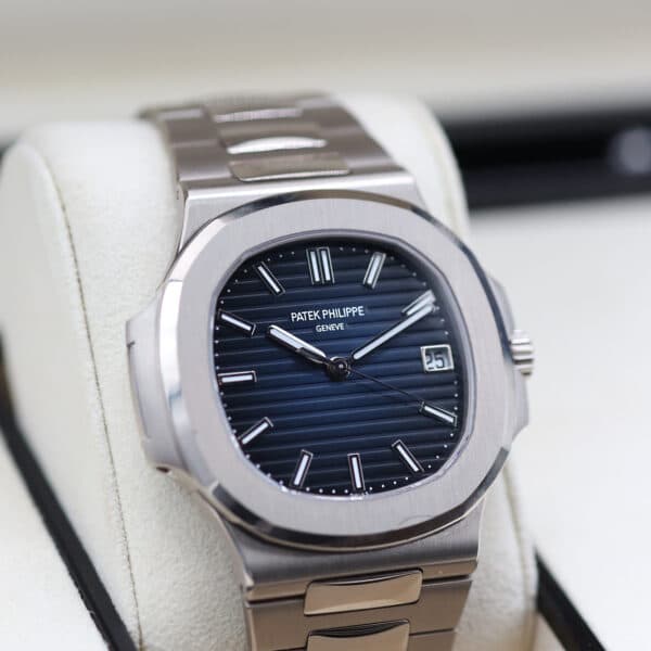 Patek philippe 5711 blue dial deals