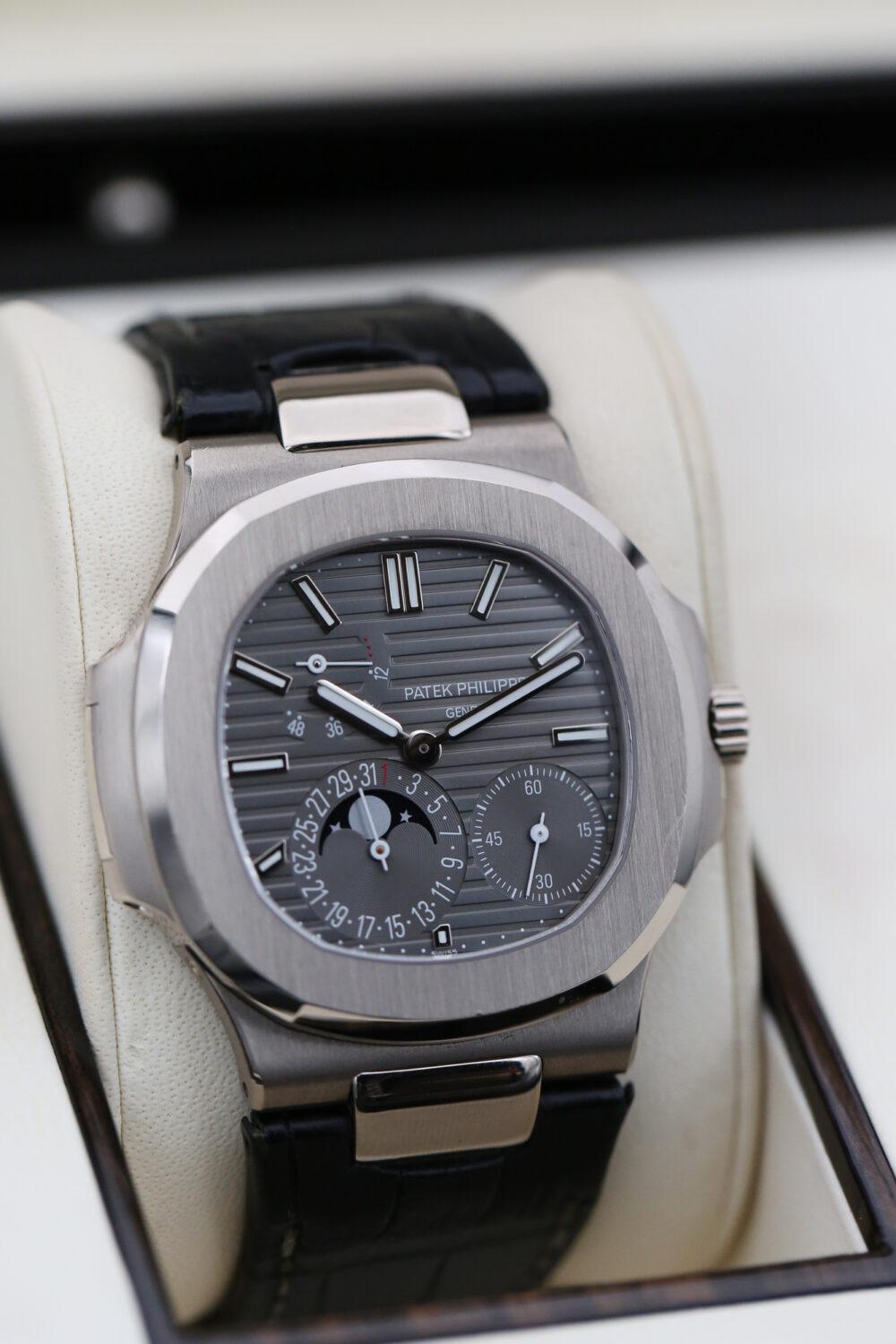 Patek Philippe 5712G Grey NAUTALIUS  40mm 2015 - Image 2