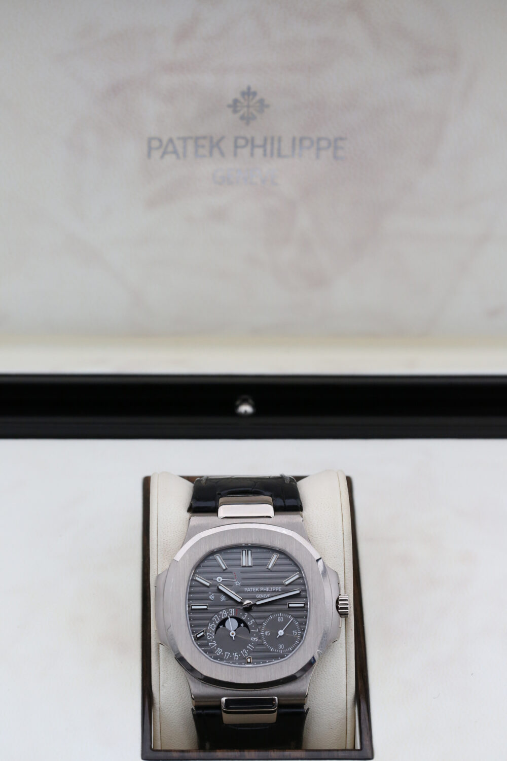 Patek Philippe 5712G Grey NAUTALIUS  40mm 2015 - Image 3